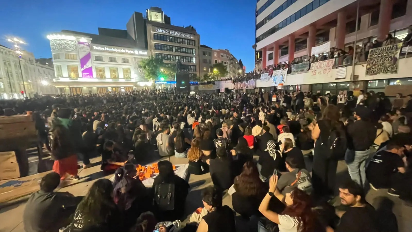 Praça D. João I voltou a encher para mais uma assembleia popular da acampada do Porto. Foto de Paulo Pinto