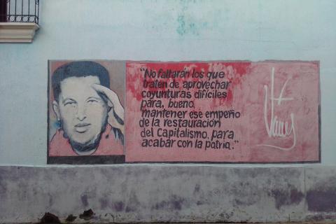 Mural com imagem de Chávez dizendo que não faltarão os que se aproveitarão de momentos difíceis para manter o capitalismo e acabar com a pátria