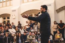 O candidato Mandami em campanha numa igreja em Nova York