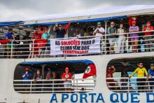 Foto dos "camarotes" de uma barcaça amazônica, chegando a Belém com participantes da Cúpula dos Povos