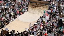 Imagem de passeata em Los Angeles, onde protesto levou à rua uma megacópia da Constituição dos EUA