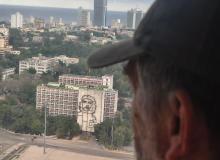 Homem olhando paisagem de Havana de uma janela
