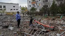 Praça com parquinho infantil em Milokaiv destruído por bombardeio russo
