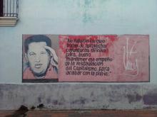 Mural com imagem de Chávez dizendo que não faltarão os que se aproveitarão de momentos difíceis para manter o capitalismo e acabar com a pátria