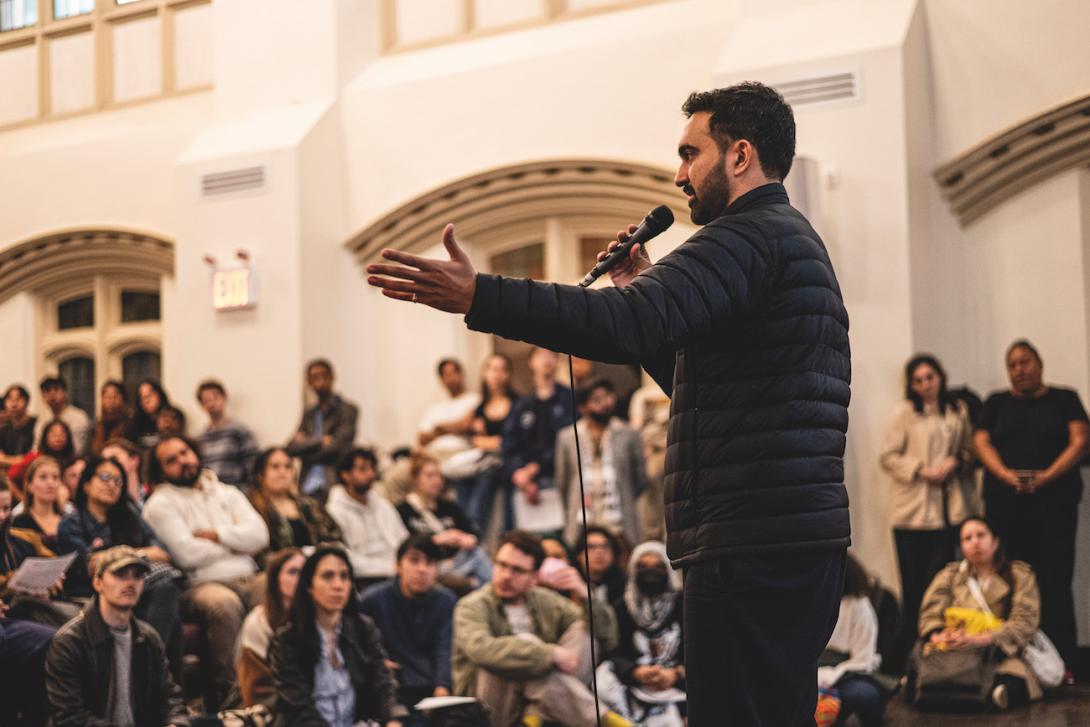 O candidato Mandami em campanha numa igreja em Nova York