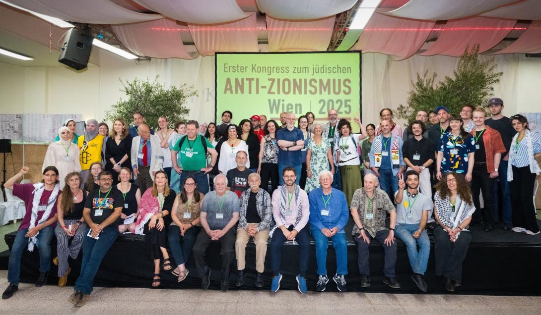 Foto final dos participantes do Congresso Judaico Antissionista em Viena, Áustria