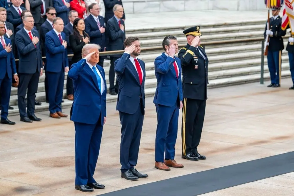 Le président américain Donald Trump dépose une gerbe sur la tombe du soldat inconnu à l'occasion du Memorial Day.