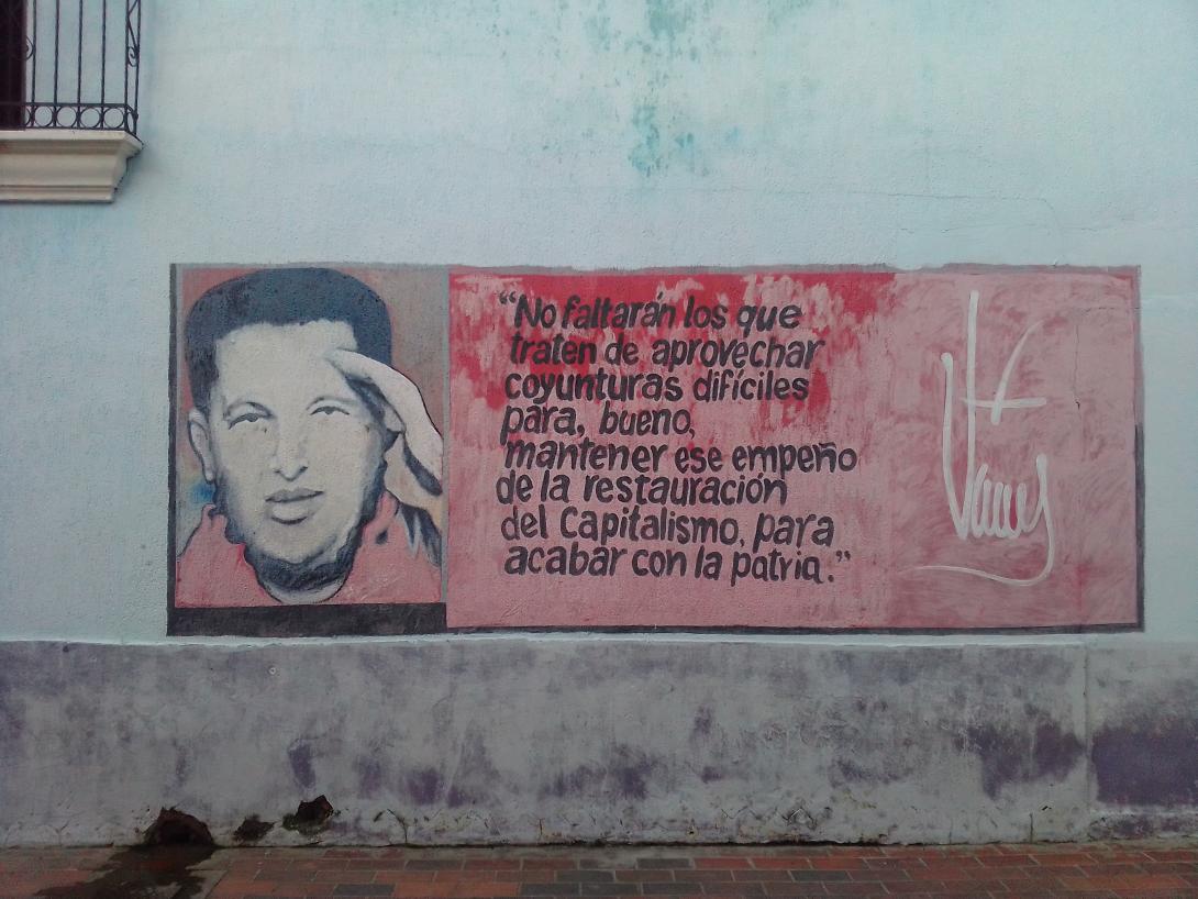 Mural com imagem de Chávez dizendo que não faltarão os que se aproveitarão de momentos difíceis para manter o capitalismo e acabar com a pátria