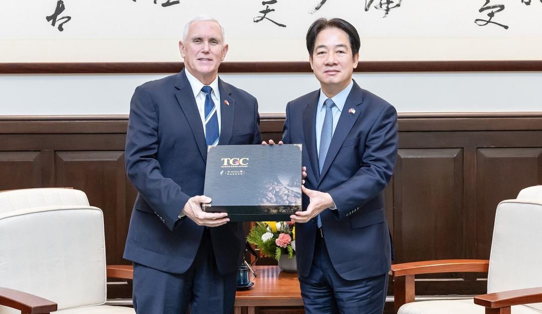 O vice do primeiro mandato de Trump, Mike Pence, como o então presidente de Taiwan