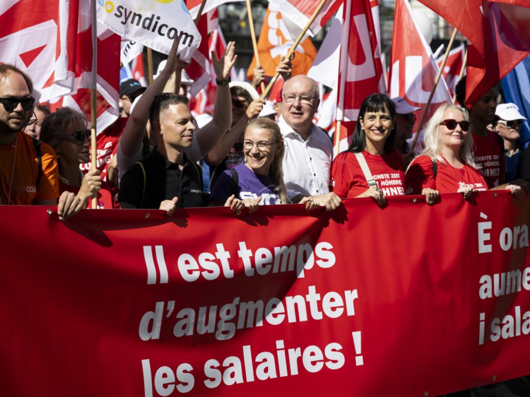 Trabalhadores suíços em manifestação por aumento salarial, em fins de 2025
