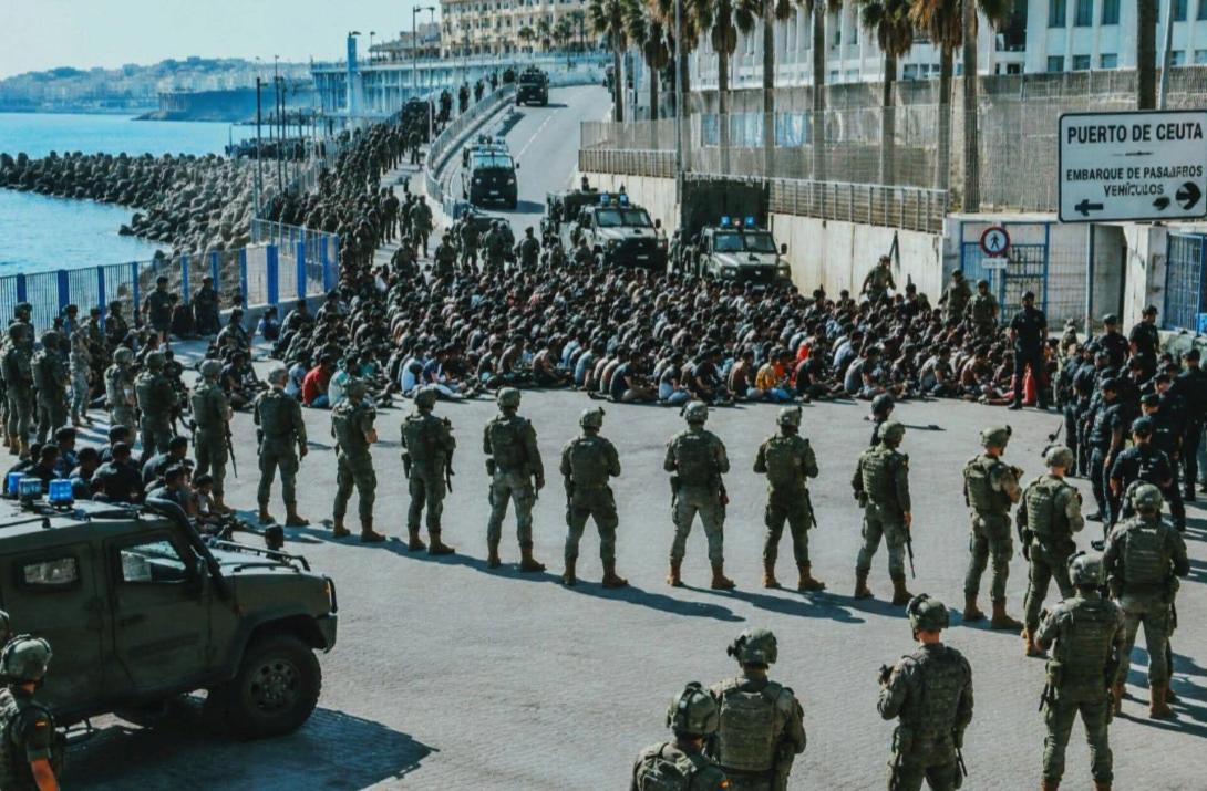Polícia e militares espanhóis reprimindo jovens marroquinos que chegaram em massa ao enclave de Ceuta